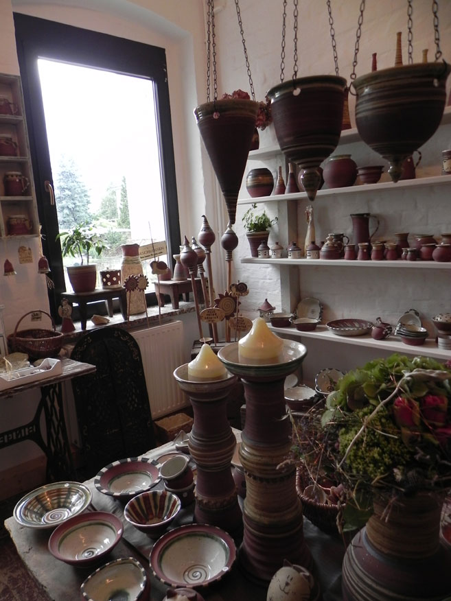 Blick in den Verkaufsraum mit handgefertigter Keramik von Terra Mara